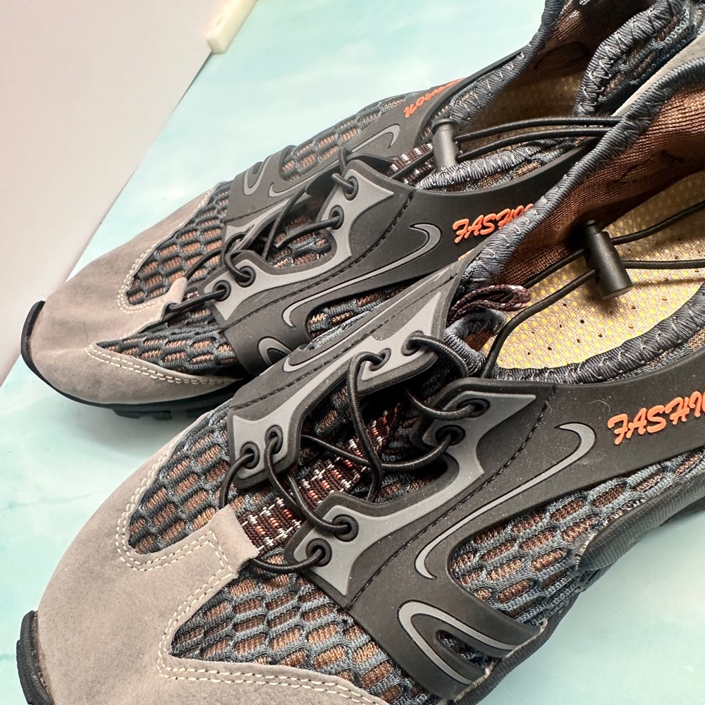 Men’s size 7, water shoes NWOT